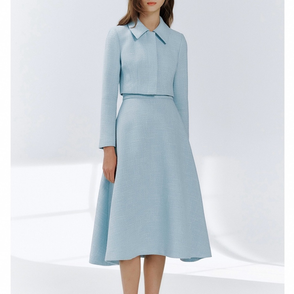 Elegant Light Blue Midi Dress with Collared Bodice